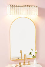 Afbeelding laden in galerijweergave, Lumica Capiz Facet Wandlamp - Messing &amp; IJzeren Wandlamp in Gouden Afwerking
