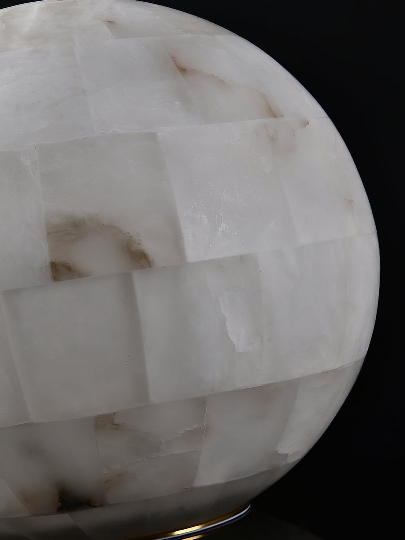 Lampada da tavolo a sfera in alabastro