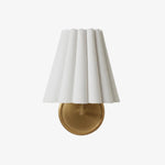 Afbeelding laden in galerijweergave, Ruffmeto Stoffen Wandkandelaar – Met geplooide details op een Sculpturaal Metalen Frame voor Studiekamer of Gang