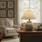 Afbeelding laden in galerijweergave, Ceravine Rustieke Keramische Voet Tafellamp met Kegelvormige Stoffen Kap – Elegante Accentverlichting voor Thuis