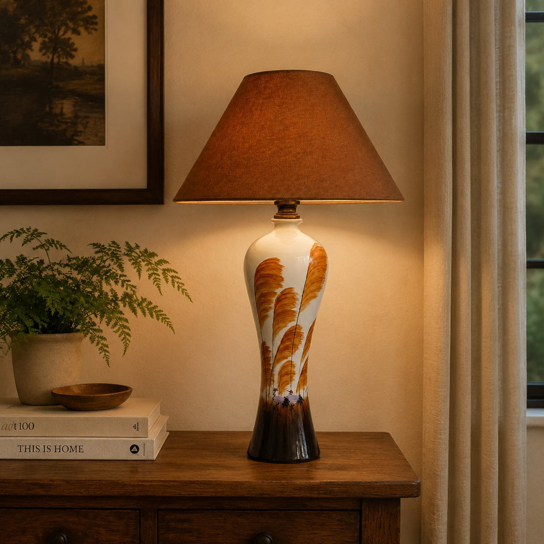 Tischlampe im amerikanischen Stil aus Keramik mit braunem Stoffschirm