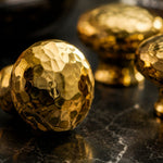Afbeelding laden in galerijweergave, Hammered solid brass cabinet knob
