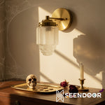 Afbeelding laden in galerijweergave, Tierlux glazen kaptafelverlichting - Art deco badkamerarmatuur met wolkenkrabberlampenkappen
