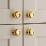 Afbeelding laden in galerijweergave, Hammered solid brass cabinet knob