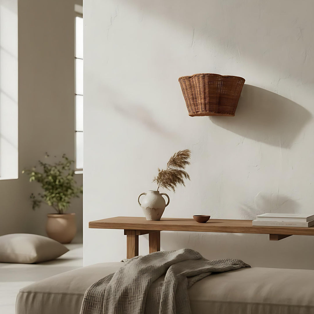 Wickara Geweven Wandkandelaar – Wandlamp met Geschulpte Mandenkap voor Slaapkamer