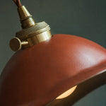 Afbeelding laden in galerijweergave, Vintage keramische hanglamp met dubbele glazuurlaag en messing fittingen