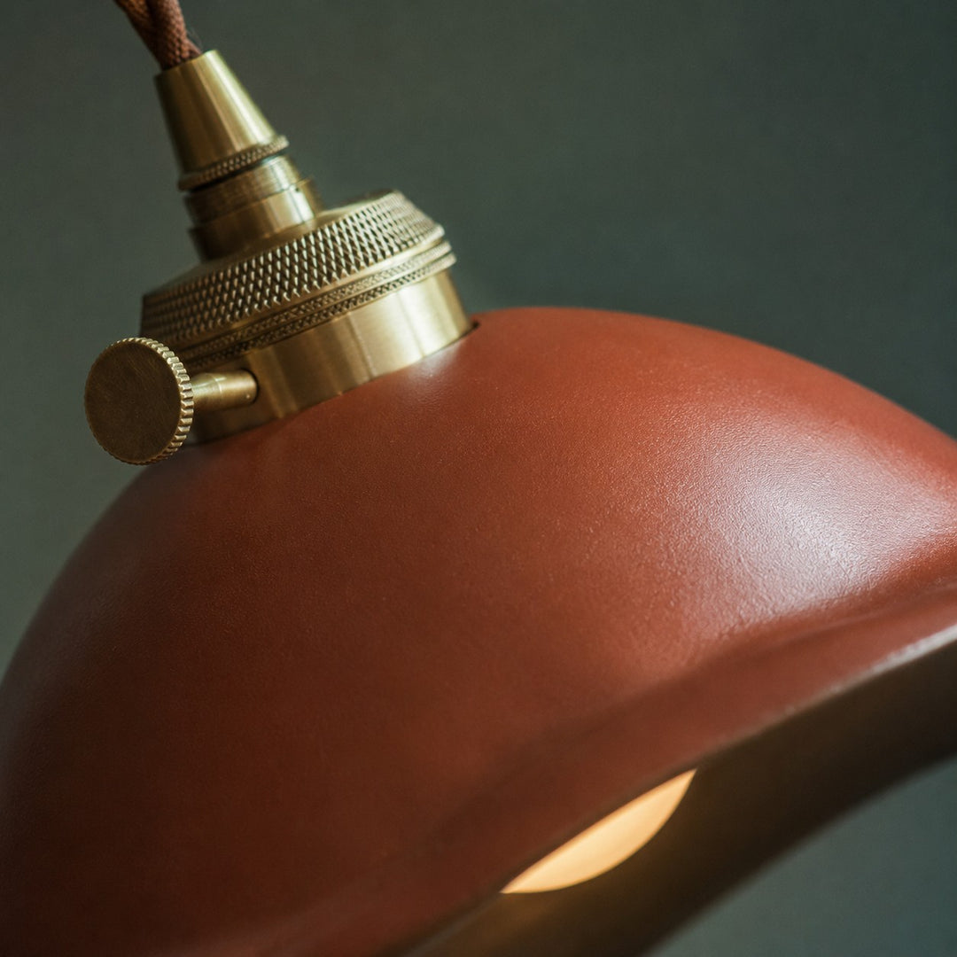 Vintage keramische hanglamp met dubbele glazuurlaag en messing fittingen