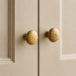 Afbeelding laden in galerijweergave, Hammered solid brass cabinet knob