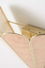 Afbeelding laden in galerijweergave, Lumica Capiz Facet Wandlamp - Messing &amp; IJzeren Wandlamp in Gouden Afwerking
