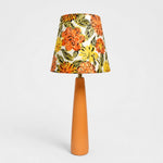 Charger l'image dans la visionneuse de la galerie, Lampe de table en céramique à motifs floraux Liberty avec base orange faite à la main