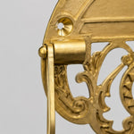 Afbeelding laden in galerijweergave, Close detail of brass side bracket and hinge