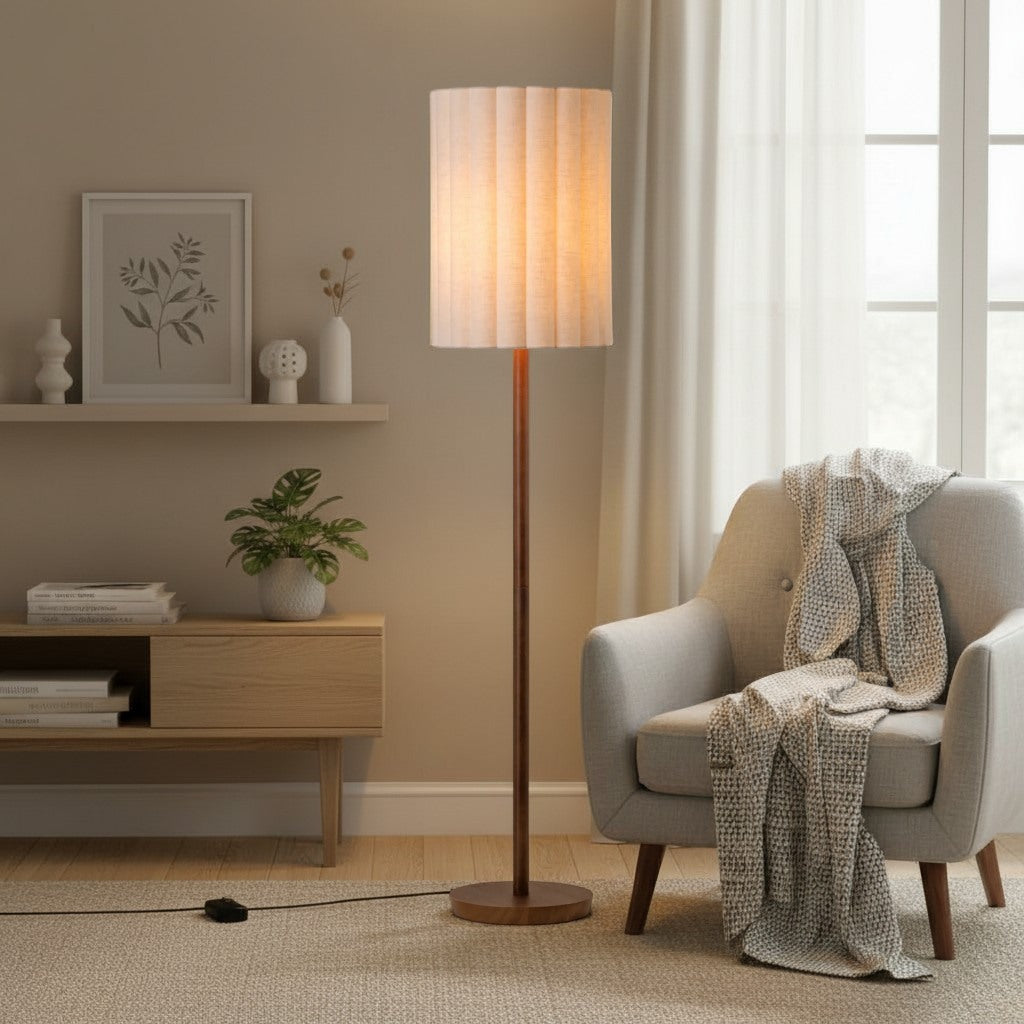 Lampe sur pied en bois de noyer Linbron avec abat-jour en lin cannelé – Décoration intérieure moderne et naturelle