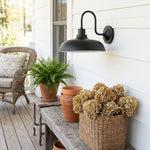 Afbeelding laden in galerijweergave, Velara Industrieel Metalen Rustieke Koepel Wandlamp - Klassieke Gebogen Buitenwandlamp voor Portiek en Patio U08