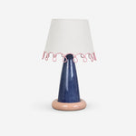Afbeelding laden in galerijweergave, Sculptural ceramic table lamp in navy blue and blush pink