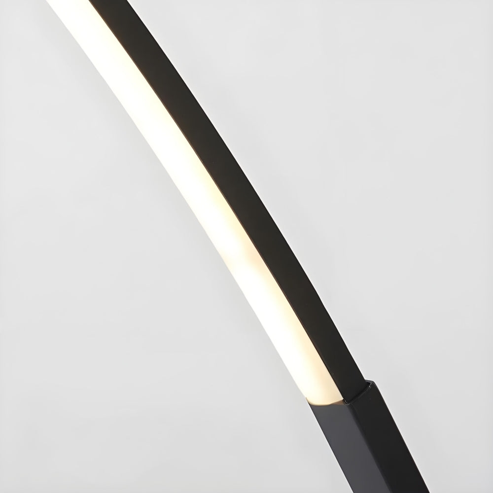 Lampada da terra curva minimalista Lirra – elegante accento in metallo per spazi abitativi