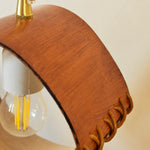Cargar imagen en el visor de la Galería, Leather grain and pendant hardware close-up