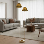 Charger l'image dans le visualiseur de la galerie, Lampadaire Duova minimaliste à 2 lampes - Lumière moderne en métal avec abat-jour plissé en tissu pour chambre ou salon