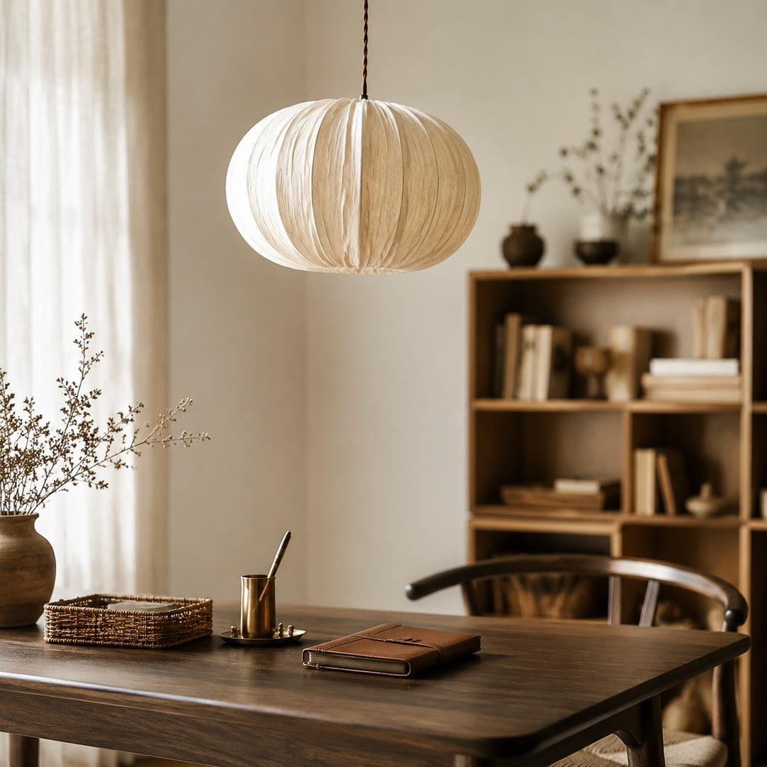 Lampa wisząca w kształcie kuli z tkaniny i drewnianą podsufitką