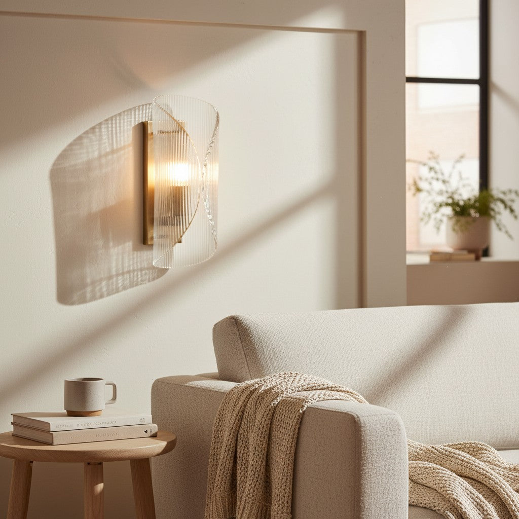 Lámpara de pared de vidrio cilíndrico Velora – Aplique de pared de latón refinado para entrada o junto a la cama