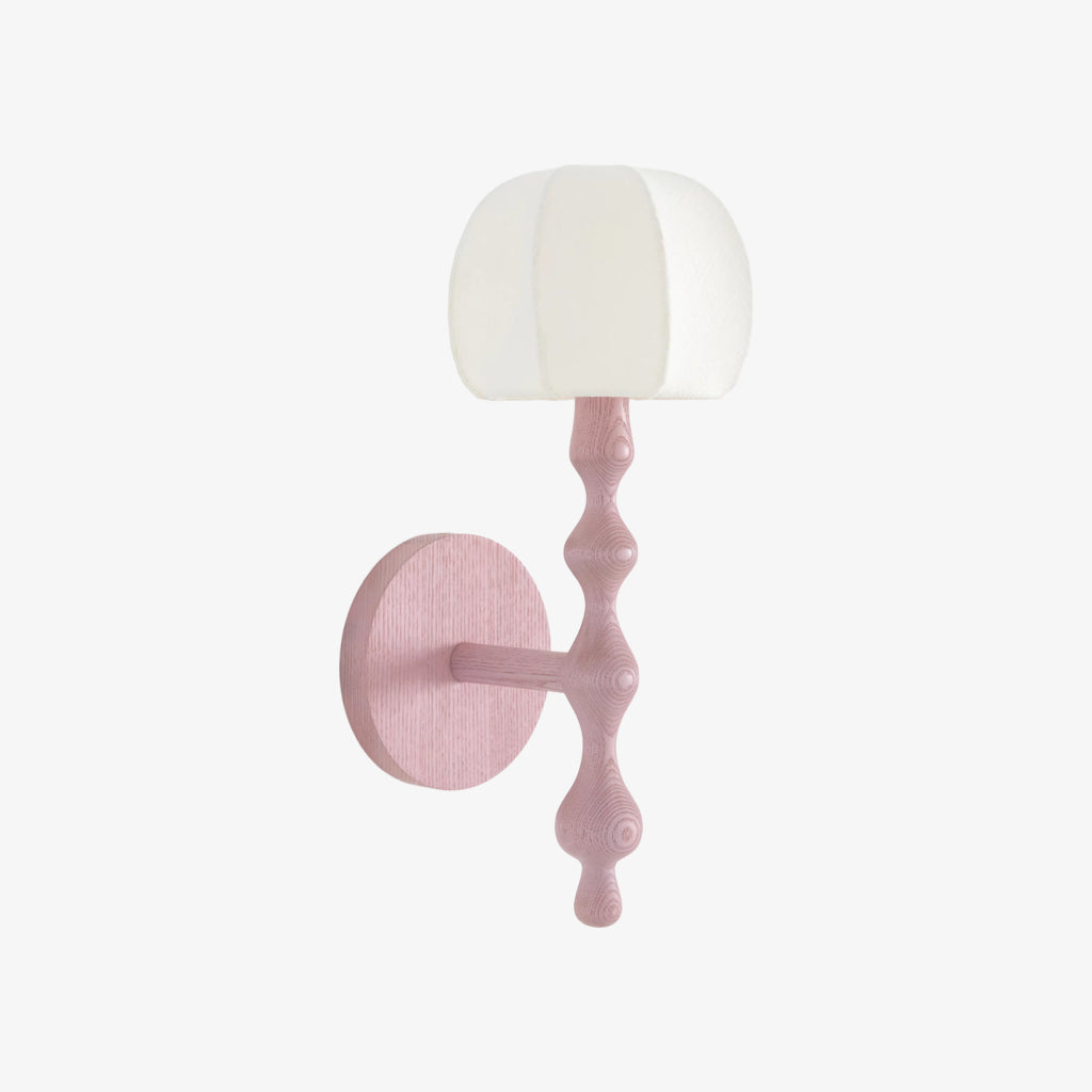 Lámpara de pared Savara moderna con base curva – Pantalla de tela suave y difusa para pasillos y salas de estar