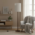 Charger l'image dans le visualiseur de la galerie, Lampe sur pied en bois de noyer Linbron avec abat-jour en lin cannelé – Décoration intérieure moderne et naturelle