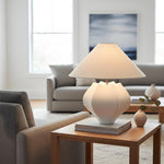 Załaduj obraz do przeglądarki galerii, Cordove Lampa Stołowa - Rzeźbiarska Ceramiczna Podstawa i Abażur z Lnu, Odpowiednia do Salonu, Sypialni lub Stolika Boczne