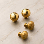 Afbeelding laden in galerijweergave, Hammered solid brass cabinet knob