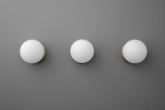 Glorica Aplique de Pared de Vidrio y Latón - Luz Clásica de Globo Esmerilado para Ambiente Cálido