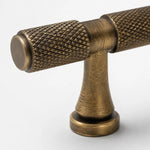 Afbeelding laden in galerijweergave, Knurled antique brass cabinet pull end detail