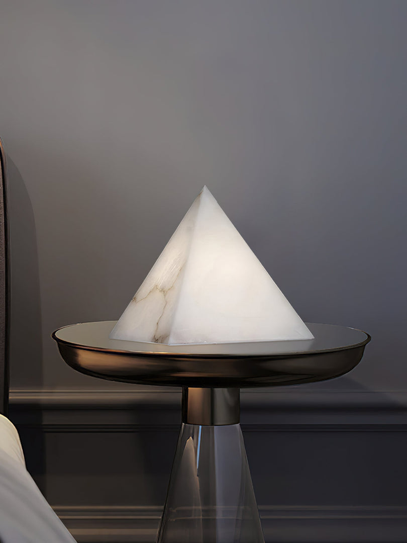 Stołowa lampa piramida z alabastru