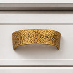 Afbeelding laden in galerijweergave, Hammered brass cabinet pull on white drawer front