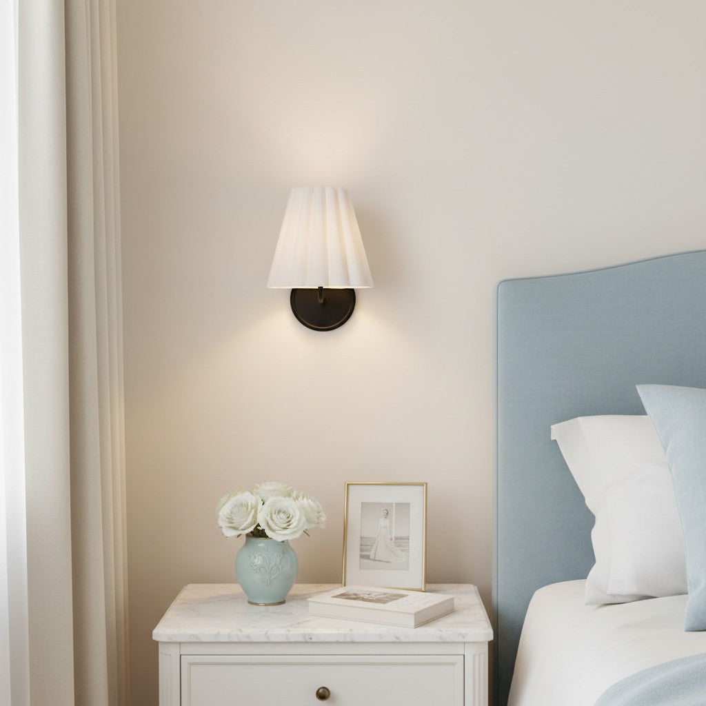 Ruffmeto Stoffen Wandkandelaar – Met geplooide details op een Sculpturaal Metalen Frame voor Studiekamer of Gang