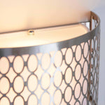 Afbeelding laden in galerijweergave, Liorin fretwerk wandlamp - moderne gebogen metalen en stoffen kap wandlamp voor hal of slaapkamer