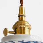 Afbeelding laden in galerijweergave, Blauwwitte keramische hanglamp met messingkleurige details
