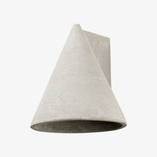 Lámpara de Pared Cónica de Hormigón Concrellia – Aplique Artístico Moderno para Dormitorio