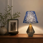 Bild in die Galerieansicht laden, Vergoldete Keramik-Tischlampe mit blauem Stoffschirm