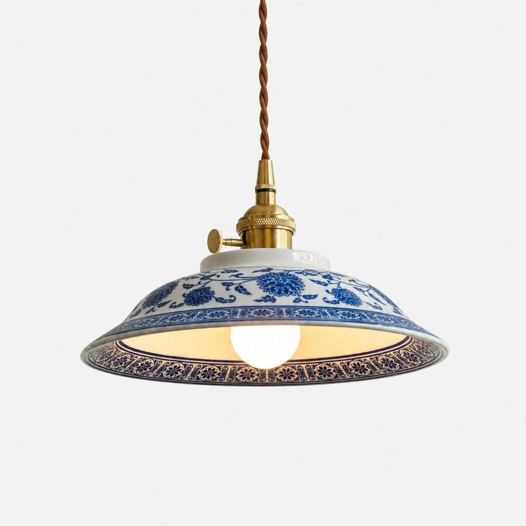 Blauwwitte keramische hanglamp met messingkleurige details