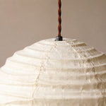 Załaduj obraz do przeglądarki galerii, Close view of pendant cord and upper linen shade connection