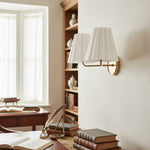 Afbeelding laden in galerijweergave, Ruffmeto Stoffen Wandkandelaar – Met geplooide details op een Sculpturaal Metalen Frame voor Studiekamer of Gang