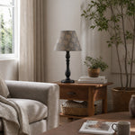 Afbeelding laden in galerijweergave, Vintage table lamp on a side table in a living room