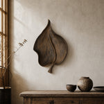 Afbeelding laden in galerijweergave, Small leaf wall decor above a rustic wood console