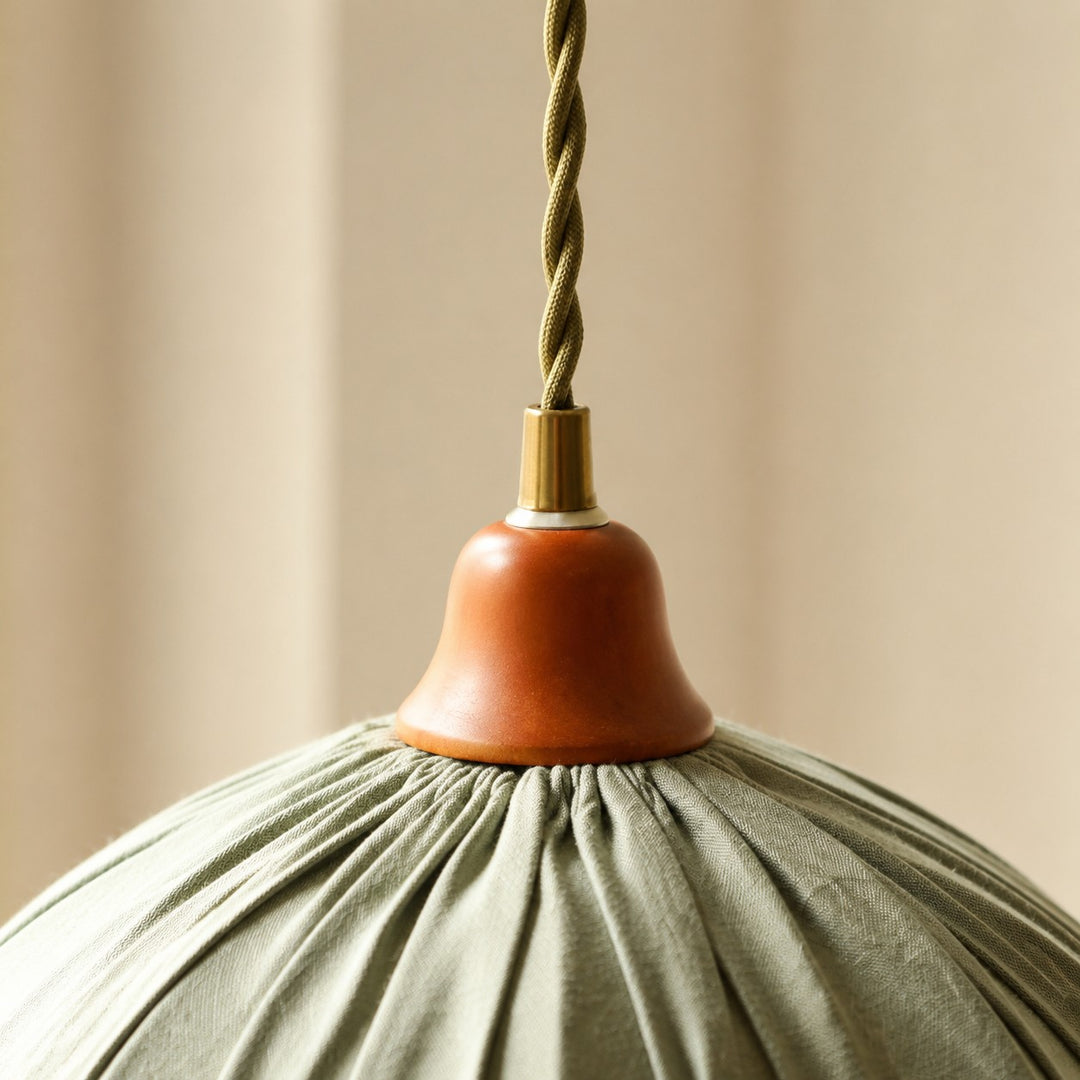 Lampa wisząca z marszczonej tkaniny i plisowanym kloszem