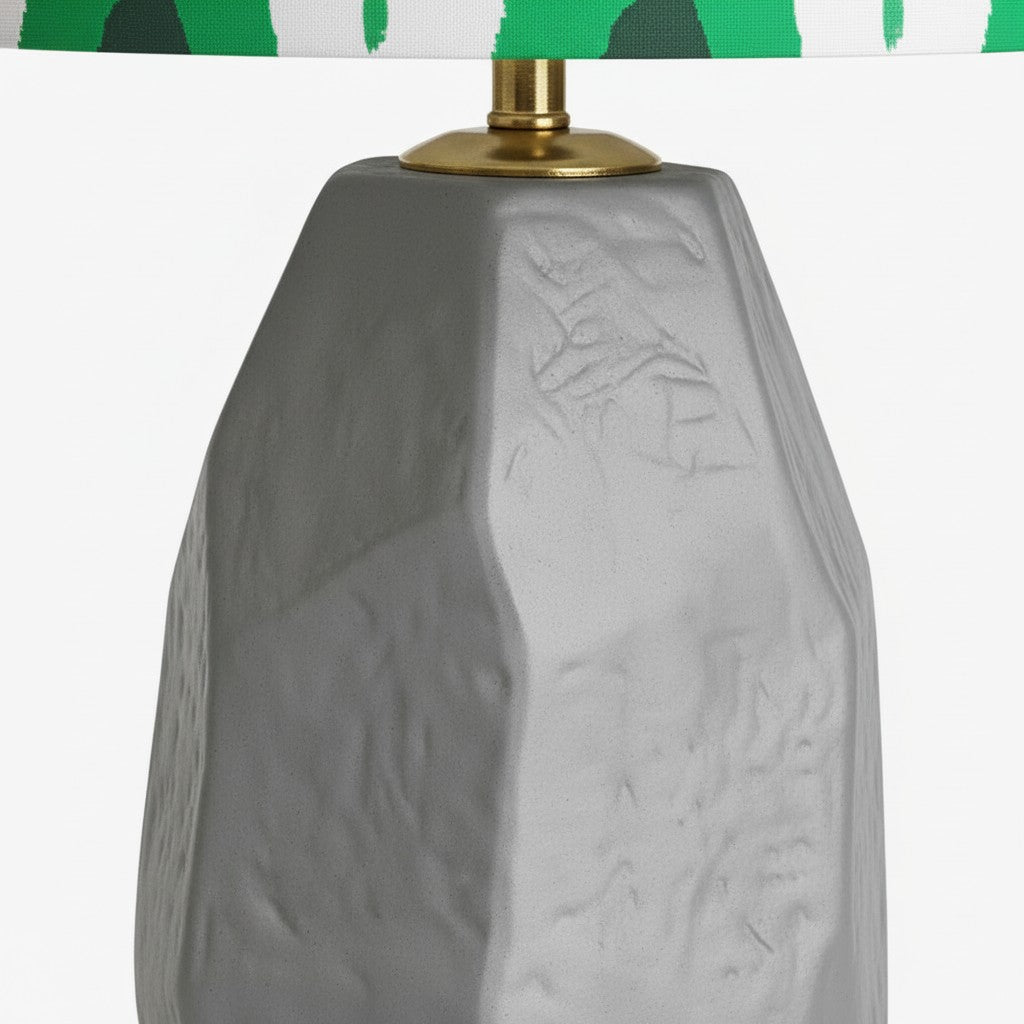 Lámpara de Mesa Escultural de Cerámica Arivane – Luz de Mesa con Pantalla Decorativa de Tela para Mesas Auxiliares