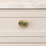 Afbeelding laden in galerijweergave, French Vintage Cashew Shell Brass Cabinet Knobs and Pulls - image 10