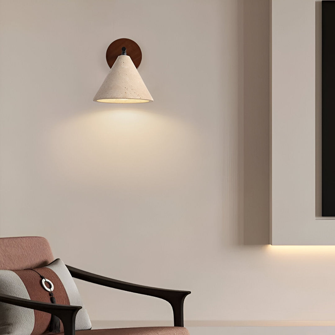Żółta lampa ścienna LED z trawertynu w kształcie stożka