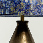 Bild in die Galerieansicht laden, Vergoldete Keramik-Tischlampe mit blauem Stoffschirm