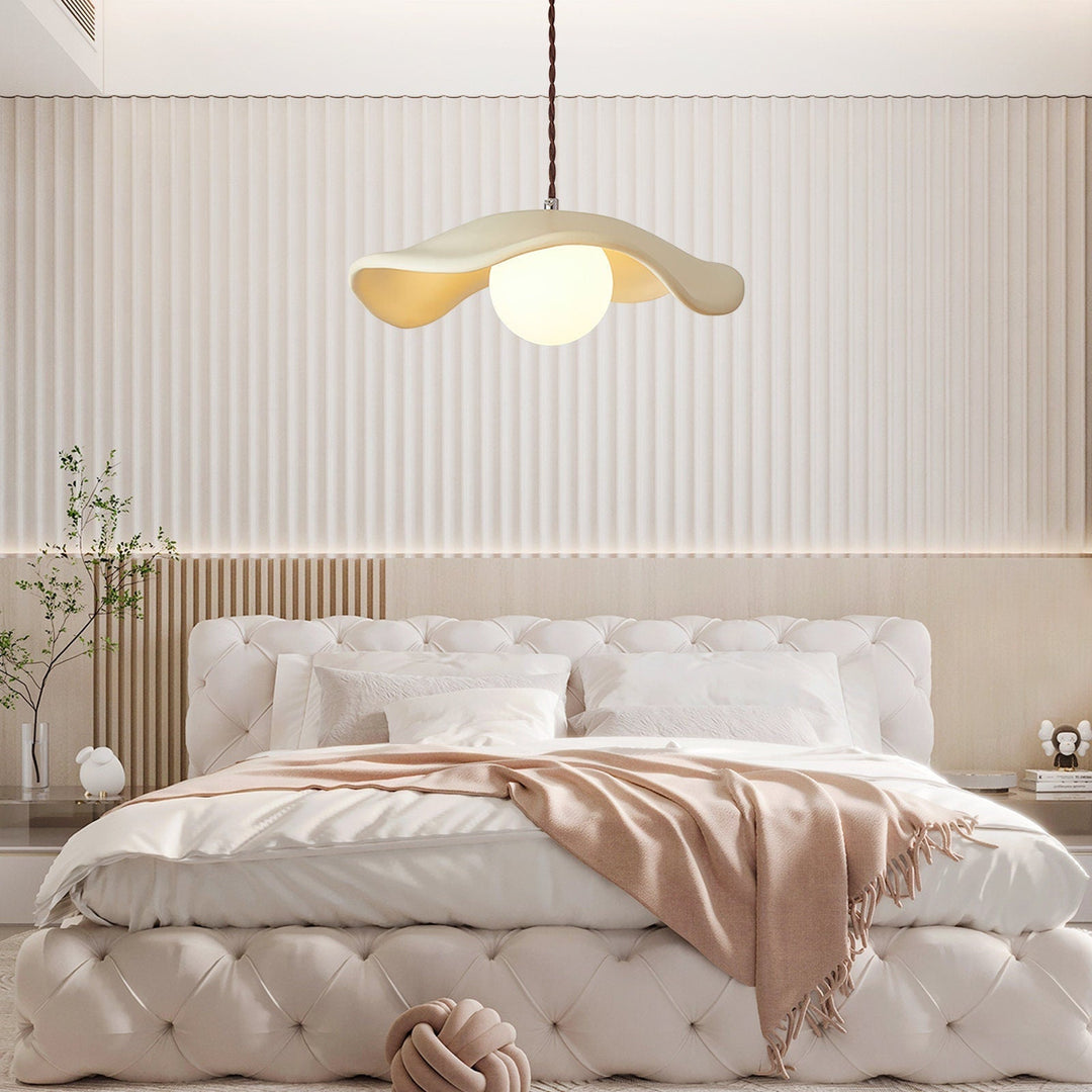 Lampada a sospensione minimalista Yumi in resina scultorea elegante