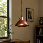 Afbeelding laden in galerijweergave, Vintage keramische hanglamp met dubbele glazuurlaag en messing fittingen