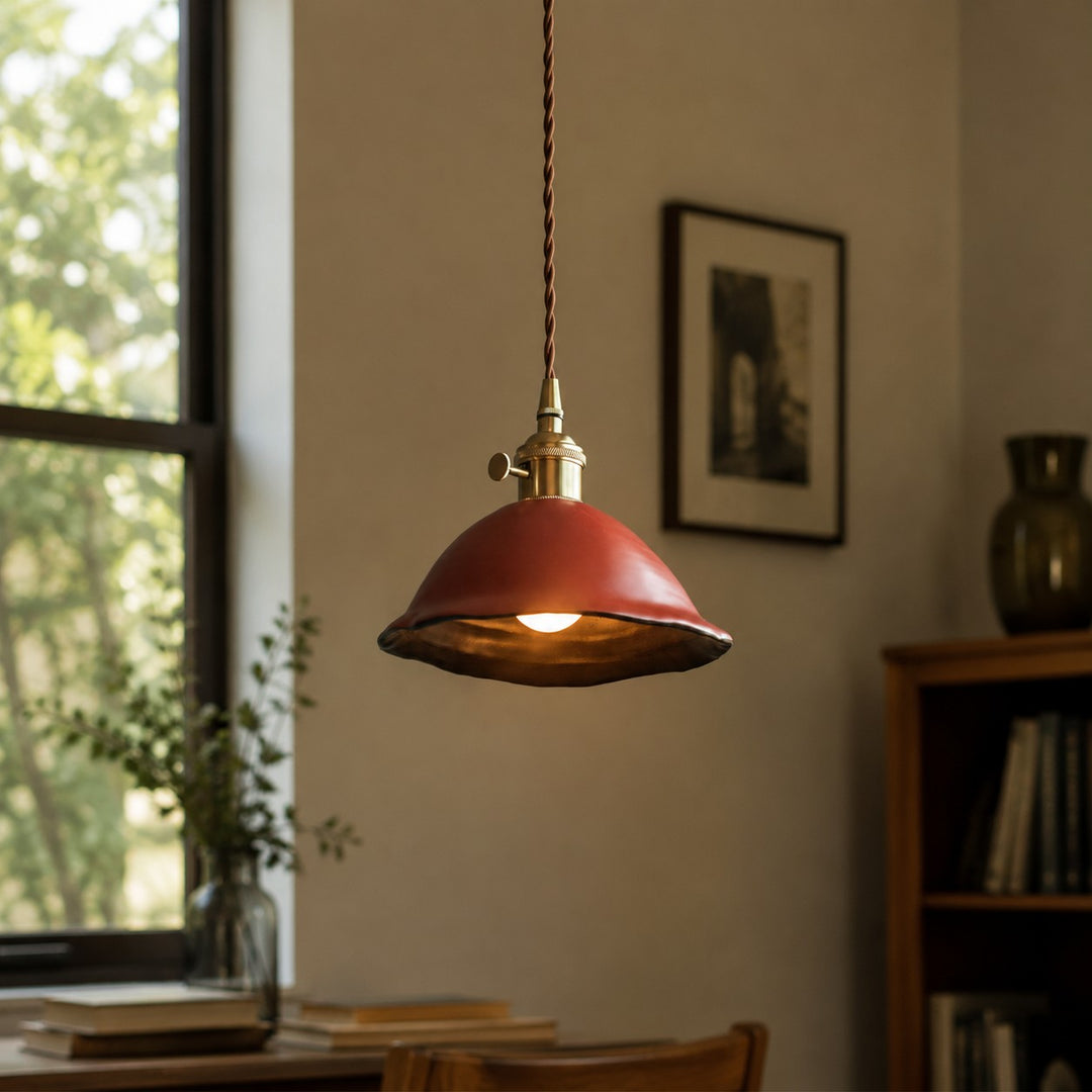 Vintage keramische hanglamp met dubbele glazuurlaag en messing fittingen