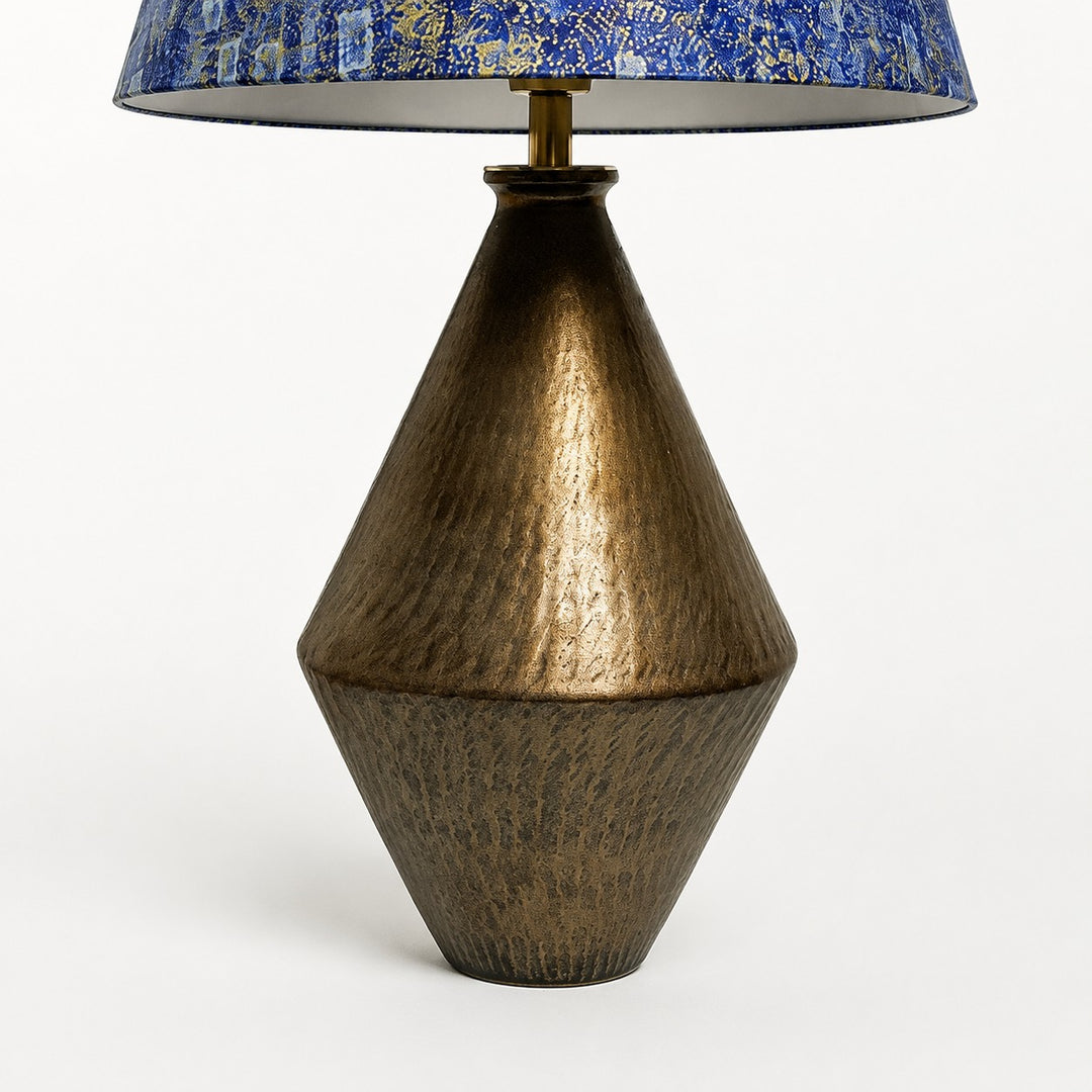 Vergoldete Keramik-Tischlampe mit blauem Stoffschirm